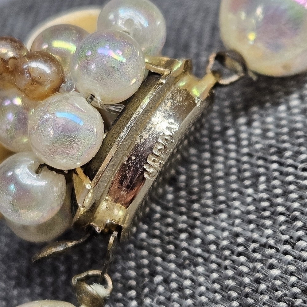 VINTAGE Cream and Iridescent Beaded Strand Flower Box Clasp Necklace Japan - Picture 7 of 8